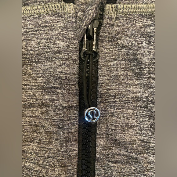 Lululemon zip up sweater - size 4 - Picture 7 of 7